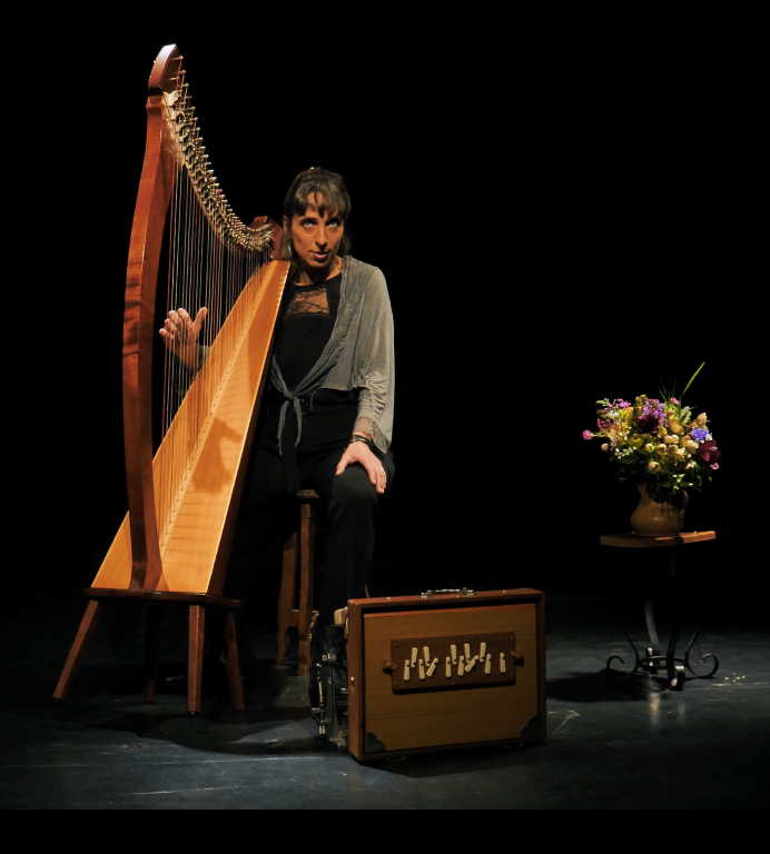 Anne Borlée jouant de la harpe celtique