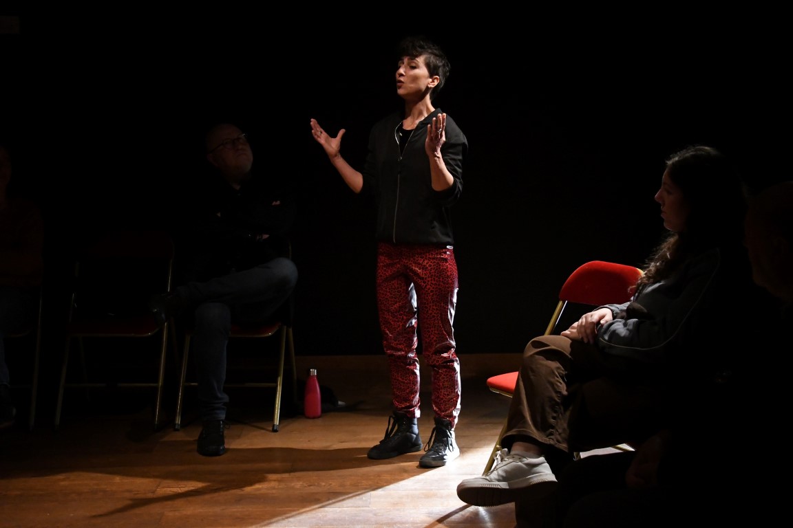Carole Joffrin raconte au milieu du public