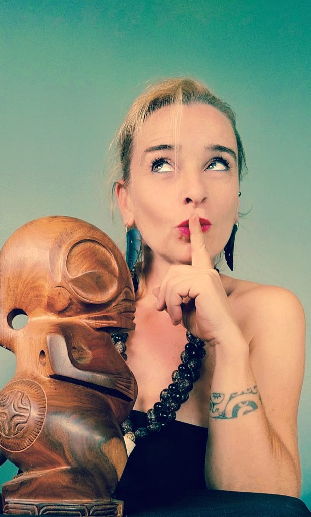 Céline Ripoll qui fait "chut" avec une statue maori dans les mains