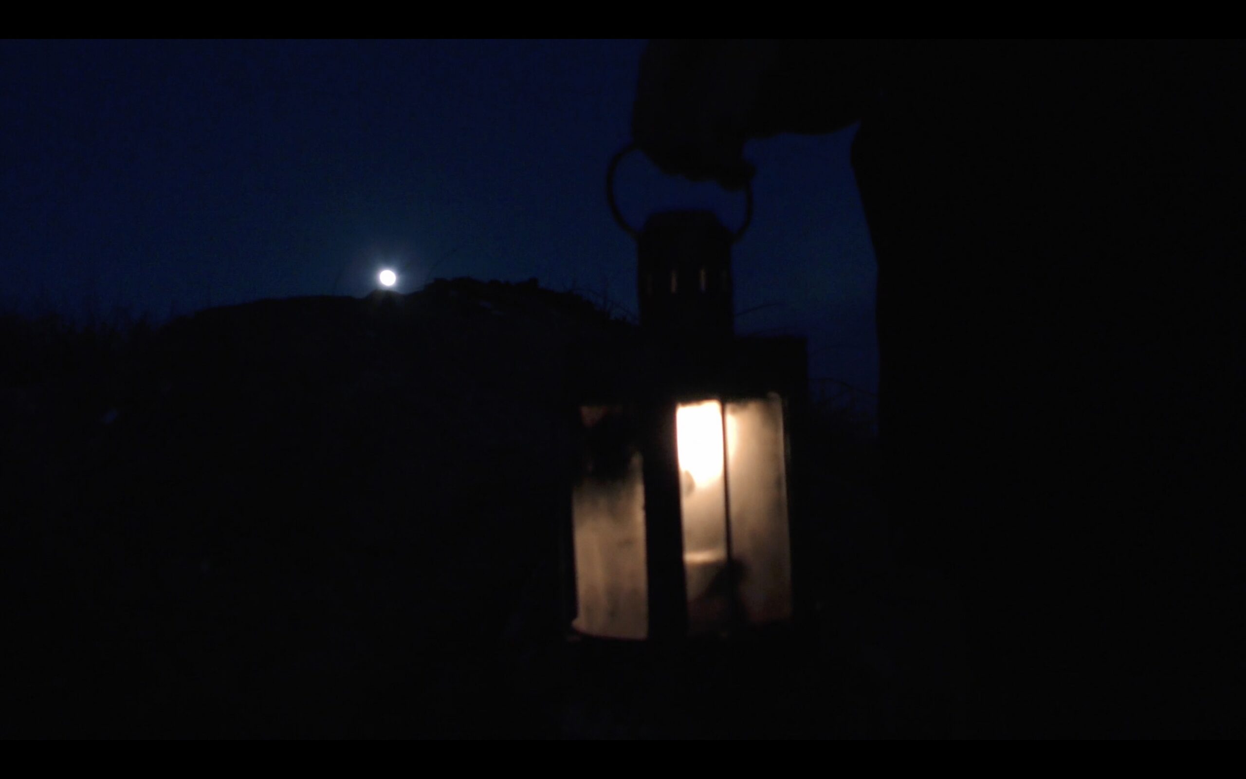 Une lanterne dans la nuit.